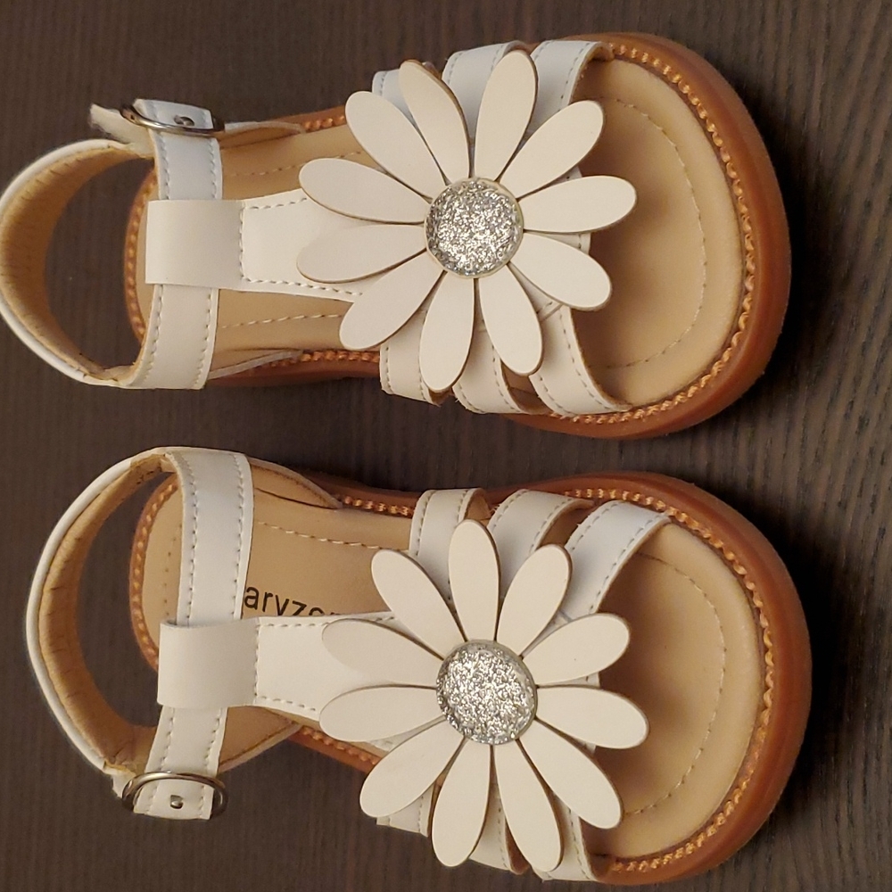 Toddler sandals with flower and velcro closure. Size 7